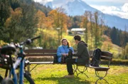 Hannes (Lukas Schmidt, r.) möchte am liebsten mit Katharina (Meggie Alisa Aubele, l.) weg.