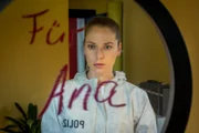 Charlotte (Cheyenne Pahde) weiß sofort, dass es sich bei Ana nicht um einen Namen, sondern das "Kosewort" für eine Krankheit: Anorexie handelt.
