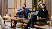 Tara-Louise Wittwer (r.) und Ozan Tas (l.) zu Gast bei Leon Windscheid auf der Couch.