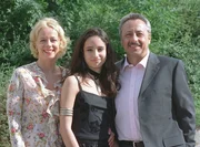 Ministerpräsident Achimsen (Wolfgang Stumph) mit Tochter Heike (Stephanie Stumph, Mitte) und Gattin Heide (Katja Riemann).