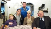 Von links: Kim, Malco, Trödelexperte Andreas Bierschock, Claudia und Rudolpf.