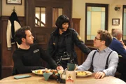Brandls und Josephines neue Freundschaft erregt Florians Aufmerksamkeit. Von links: Florian Brunner (Tommy Schwimmer), Josephine Drechsler (Mira Mazumdar) und Florian Brunner (Ferdinand Schmidt-Modrow).