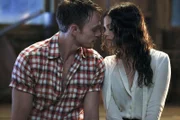 Während des heftigen Sturms suchen Zoe (Rachel Bilson, r.) und Wade (Wilson Bethel, l.) Schutz in einer Scheune und nutzen die Zeit, sich über ihre Gefühle klar zu werden ...