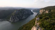 Die Schlucht des Eisernen Tors, einer der imposantesten Flussdurchbrüche Europas an der Grenze zwischen Rumänien und Serbien.