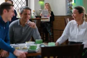 Patrizia (Miriam Lahnstein, hinten) ärgert sich, dass Benedikt (Jens Hajek) nicht leidet. Links Ringo (Timothy Boldt), rechts Ute (Isabell Hertel)