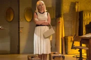Patricia (Miriam Giovanelli) verlässt die Galerías Velvet.