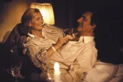 Obwohl sie doch so völlig verschieden sind, kommen der Monaco Franze (Helmut Fischer) und seine Frau Annette (Ruth Maria Kubitschek) nicht voneinander los.