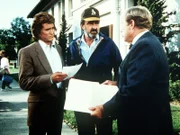 Professor Fish (Richard McKenzie, r.) hat die Manipulation am Computer entdeckt. Er berichtet Mark (Victor French, M.) und Jonathan (Michael Landon, l.) davon.