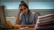 Gerade als Shruti (Ambika Mod) aufgrund der konstanten Überlastung abzustumpfen droht, wird ihr auf schreckliche Weise bewusst, welche Schicksale hinter jedem Patienten stecken.