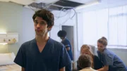 Als wäre der Arbeitsalltag von Adam (Ben Whishaw) nicht schon anstrengend genug, wird das Chaos durch stationsweite Bauarbeiten komplettiert.
