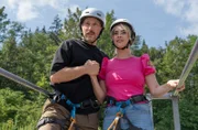 Greta (Laura Osswald, r.) wagt mit Miro (Pablo Sprungala, l.) doch den Sprung ins Ungewisse.