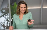 Augmented-Reality-Apps gibt es ja schon seit einiger Zeit. Wie die Technologie dazu eingesetzt werden kann, Phobien und Angststörungen zu therapieren, zeigen Anja Reschke (hier im Bild) und Adrian Pflug in „Wissen vor acht – Zukunft“.