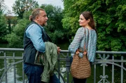 Ins Gespräch vertieft: Dr. Susanne Mertens (Elisabeth Lanz, r.) wagt einen ersten Schritt in ein neues Leben und verabredet sich mit Mike Redmann (Matthias Komm, l.). Kann sie den Abend mit dem Alpakafarmer genießen?