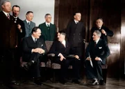 "Alle Macht": Bei Hitlers Berufung zum Reichskanzler ist dieser anfangs noch gezwungen, eine Koalition einzugehen. Er wird aber alles daran setzen, sein eigentliches Ziel zu erreichen: die Alleinherrschaft. Nach dem Tod des Reichspräsidenten Hindenburg übernimmt er auch die präsidialen Vollmachten als "Führer und Reichskanzler".