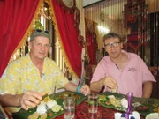 Entertainmentmanager Rainer und Stellvertretender Kreuzfahrtdirektor Jörn Hofer bekommen die indischen Leckereien serviert. Mama Devika tischt auf, sie ist heute bereits um vier Uhr in der Früh aufgestanden, um die Köstlichkeiten zuzubereiten.