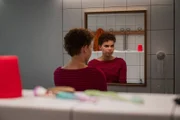 Ava (Mia Stieber) plagt ein schlechtes Gewissen.