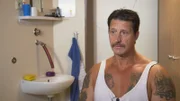 Ein tätowierter Mann im Interview.