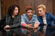 Nils Sanchez (Enrique Fiß, M.) zeigt Harry Möller (Maria Ketikidou, l.) und Frau Küppers (Saskia Fischer, r.) Fotos des Sängers Jan Delay, der angeblich entführt worden sein soll.