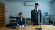 Während seiner Anhörung muss Adam (Ben Whishaw, r.) etwas los werden. Was er daraufhin berichtet, schockiert nicht nur seinen Anwalt James (Al Roberts, l.).