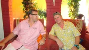Mitten in Trivandrum sind Entertainmentmanager Rainer und Stellvertretender Kreuzfahrtdirektor Jörn Hofer gemeinsam mit dem Südinder Jacoman unterwegs.