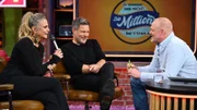 Robert Habeck (l.) zu Gast bei Stefan Raab. +++ Die Verwendung des sendungsbezogenen Materials ist nur mit dem Hinweis und Verlinkung auf RTL+ gestattet.