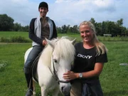 Willi Weitzel erfährt alles über die Arbeit auf einem Gestüt und bekommt eine Reitstunde auf einem Pony. Steffi hat ihm eine geduldige Stute ausgesucht.