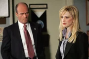 Det. Lilly Rush (Kathryn Morris, r.) erzählt Lt. John Stillman (John Finn, l.) von dem Unbekannten, der behauptet, Steve Jablonskis Mörder zu sein.