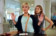 Klara trifft in der Bank auf ihre alte Freundin Anne Bramstedt, die dort als Kassiererin arbeitet.
