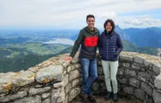Dominik Glöbl mit Extrembergsteigerin Gerlinde Kaltenbrunner auf dem Feuerkogel-Plateau.