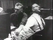 Ein eingeweihter "Schüler" des Milgram-Experiments schreit, um den Eindruck zu erwecken, er bekäme einen Stromschlag.
