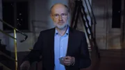 Prof. Harald Lesch blickt zurück auf 13,8 Milliarden Jahre kosmischer Geschichte. Das historische Gebäude des Großen Refraktors auf dem Potsdamer Telegrafenberg bietet den passenden Rahmen.