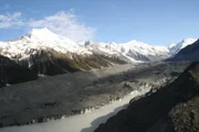 Dank der Kräfte der Plattentektonik wachsen die neuseeländischen Alpen auf der Südinsel rund 10 Millimeter im Jahr.