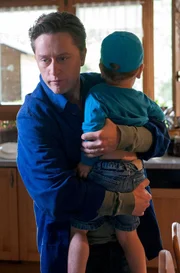 Tomasz Kulka (Adrian Topol) mit seinem Sohn (Leonardo Scholz)