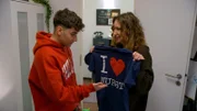 Als Charli wegen ihrer Second-Hand-Klamotten gemobbt wird, startet sie eine Kampagne gegen Fast-Fashion. Karim will mitmachen und Kleidung spenden, doch bringt es dann doch nicht übers Herz. Charli merkt daraufhin, dass Druck nichts bringt.