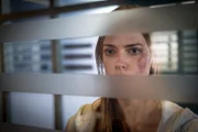 Notärztin Dr. Eva Grünberg (Laura Berlin) beobachtet, wie der Patient, der sie tätlich angegriffen hat, ins EKH eingeliefert wird.