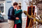 Sarah und Christian gestehen sich ihre Gefühle und küssen sich – fast. Von links: Christian Preissinger (Jonathan Gertis) und Sarah Brandl (Sophie Reiml).