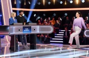 Quizmasterin Esther Sedlaczek (r.) mit den Kandidat:innen des Teams "Internet": Younes Zarou (2.v.l.) und Anna Engelschall (l.), beide Influencer.