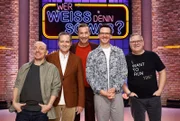 Moderator Kai Pflaume (M.) und seine Rateteam-Kapitäne Bernhard Hoëcker (l.) und Elton (r.) begrüßen in dieser Sendung den Kabarettist, Autor und Fernsehmoderator Dieter Nuhr (2.v.l.) und den Komiker und Moderator Martin Frank (2.v.r.).
