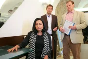 Vittoria Franconi (Susanna Capurso, l.) wird von den Cops (Igor Jeftic, M.; Michael A. Grimm, r.) verdächtigt.