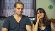 Alex (23) und Maria sitzen auf einem Schuldenberg