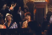 An Elli (Gisela Schneeberger, links), hier mit ihrer Kollegin Waltraud (Cleo Cretschmer) scheitert der Franz zunächst. Denn obwohl der "ewige Stenz" seinen ganzen Charme spielen lässt, verrät sie ihm weder ihre Adresse noch eine Telefonnummer. Doch der "Monaco Franze" gibt nicht auf, wozu ist er schließlich Kriminalkommissar...