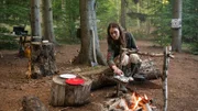 Kajsa (Birgitte Hjort Sřrensen) bereitet Fisch zu, während sie im Zeltlager auf Niels Oxen wartet.