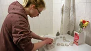 Amelie ist unter Druck, da alle eine Perspektive haben - nur sie nicht. Sina schlägt Channeling vor, doch das Experiment scheitert, und Krätze macht sich mit einem Klabautermann-Scherz lustig. Der bringt Amelie jedoch auf eine geniale Idee.