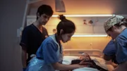 Als Adam (Ben Whishaw, l.) seine Patientin notgedrungen in das staatliche Krankenhaus einliefern muss, gibt es keine Zeit zu verlieren. Shruti (Ambika Mod, M.) übernimmt die Behandlung und Adam wird plötzlich etwas klar.