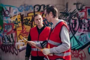 Um das Familiengeschäft seines Vaters zu retten, braucht John (Darren Boyd, l.) so schnell wie möglich seinen Anteil am "gefundenen" Geld. Als Anwalt kennt Greg (Stephen Merchant, r.) Wege, wie das theoretisch möglich wäre, doch die sind riskant und sehr illegal.