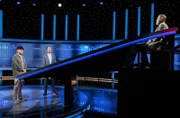 ARD GEFRAGT - GEJAGT FOLGE 785, "Alexander Bommes präsentiert beliebtes Quizformat", am Mittwoch (17.07.24) um 18:00 Uhr im ERSTEN. Moderator Alexander Bommes (2.v.l.) mit dem Kandidaten Joseph Berteit (l.) und dem Jäger Klaus Otto Nagorsnik (r.). SPERRVERMERK: