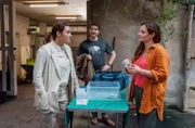 Das Tierärztinnenteam von Zoodirektor Jasper Winter (Dominik Weber, M.) steht unter Druck: Können sich Dr. Susanne Mertens (Elisabeth Lanz, r.) und ihre Chefin Dr. Elif Şahin (Neshe Demir, l.) Hoffnung auf Nachwuchs bei den Tapiren machen?