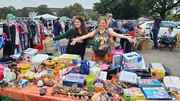 Sandra Roy (l.) und ihre Mutter Daniela (r.) haben Spaß am Verkauf an ihrem Trödelmarktstand.
