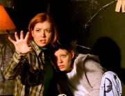 Willow (Alyson Hannigan, l.) zieht mit Zauberkraft eine Schutzwand, um ihr Versteck, in der Hoffnung, die Ritter werden es nicht bemerken.