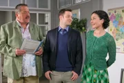Schriftsteller Andreas Unstet wurde tot aufgefunden. Ein neuer Fall für die Rosenheim-Cops (Mark-Alexander Solf, m.; Joseph Hannesschläger, l.) und Sekretärin Stockl (Marisa Burger, r.).